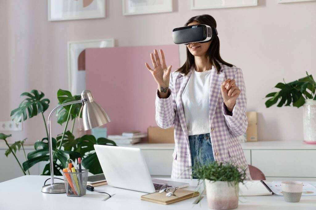 mujer joven confiada casco realidad virtual apuntando aire mientras pie su lugar trabajo oficina scaled